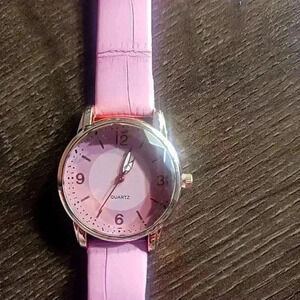 Pink beveled women's quartz watch
